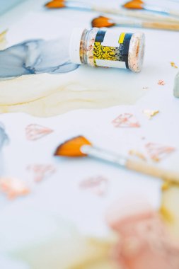 Sanatçının çizimi. Renkli boyalar paleti. Bir dizi sanatsal alet. Yaratılış. Fırçalar ve boyalar..