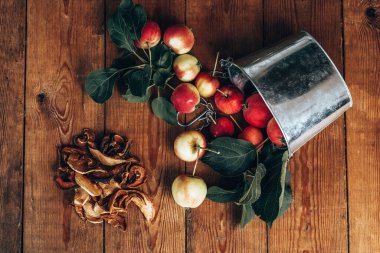 Elma hasatı Bir sürü elma. Ahşap bir arka planda. Taze hasat.