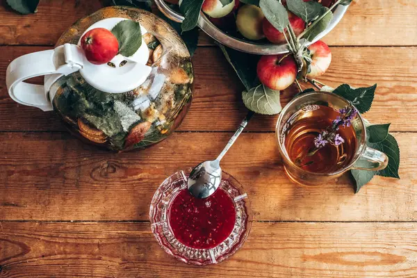 Thee Met Kruiden Jam Appeloogst Heel Veel Appels Een Houten — Stockfoto