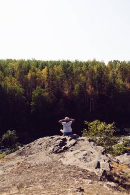 Dağ nehri. Güzel doğa. Dağlar. Özgürlük için. İnsan ve dağlar.