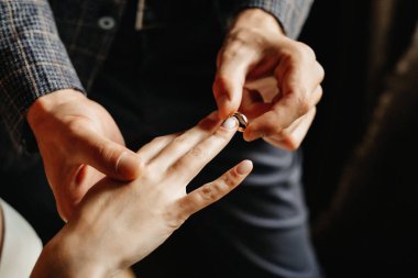 Düğün için. Evlilik yüzükleri. Gelin ve damadın resmi. Düğün kutlaması.