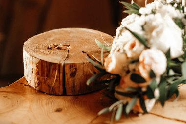 Düğün için. Evlilik yüzükleri. Gelin ve damadın resmi. Düğün kutlaması.