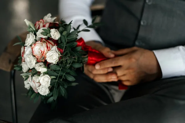 Brudens Bukett Rosa Blommor Människors Händer — Stockfoto