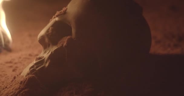 Crâne Dans Une Grotte Sable Avec Feu Vidéo De Stock
