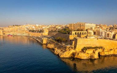 Şehir merkezinden Valletta Panorama. Malta 'daki Valletta şehrinin güzel hava manzarası. Bir gemiden alınan bu fotoğraf bu şehrin inanılmaz mimarisini ve cazibesini iyi yansıtıyor..