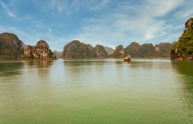 Halong Körfezi Manzarası. Bu güzel Doğal Mucize 'nin yatay manzarası. UNESCO 'nun 1994 yılından bu yana Dünya Mirası Bölgesi çok çeşitli biyolojik çeşitliliğe sahip.