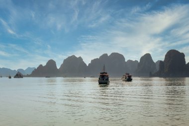 Halong Körfezi Manzarası. Bu güzel Doğal Mucize 'nin yatay manzarası. UNESCO 'nun 1994 yılından bu yana Dünya Mirası Bölgesi çok çeşitli biyolojik çeşitliliğe sahip.