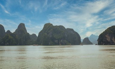 Halong Körfezi Manzarası. Bu güzel Doğal Mucize 'nin yatay manzarası. UNESCO 'nun 1994 yılından bu yana Dünya Mirası Bölgesi çok çeşitli biyolojik çeşitliliğe sahip.