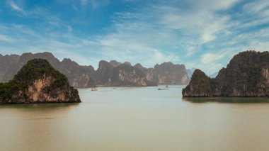 Halong Körfezi Manzarası. Bu güzel Doğal Mucize 'nin yatay manzarası. UNESCO 'nun 1994 yılından bu yana Dünya Mirası Bölgesi çok çeşitli biyolojik çeşitliliğe sahip.