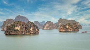 Halong Körfezi Manzarası. Bu güzel Doğal Mucize 'nin yatay manzarası. UNESCO 'nun 1994 yılından bu yana Dünya Mirası Bölgesi çok çeşitli biyolojik çeşitliliğe sahip.