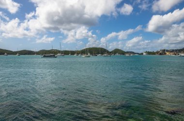 Deniz manzarası güzel olan St. Thomas USVI 'nin başkenti Charlotte Amalie' de bulunan Waterfront Otoyolu 'nda çekim yapıldı.