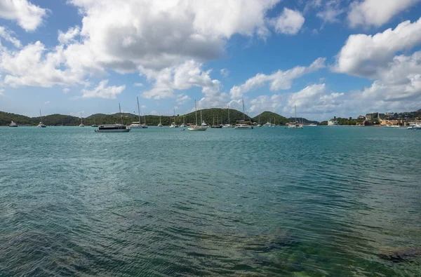 Deniz manzarası güzel olan St. Thomas USVI 'nin başkenti Charlotte Amalie' de bulunan Waterfront Otoyolu 'nda çekim yapıldı.