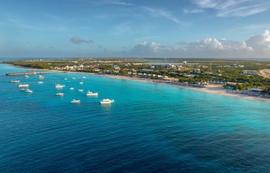 Şafak vakti Grand Turk 'e Gezi Gemisi ile varırken Vali' nin Sahili 'nin muhteşem su renkleri, Turks ve Caicos manzarasıyla teşhir edildi.