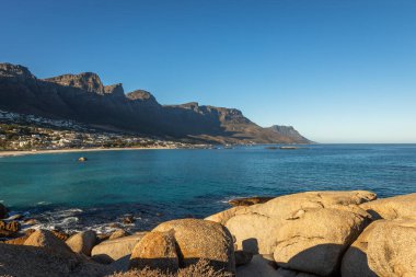 Kamp Körfezi, Cape Town, Güney Afrika 'daki Masa Dağı kompleksinin bir parçası olan On İki Havarinin teşhisi