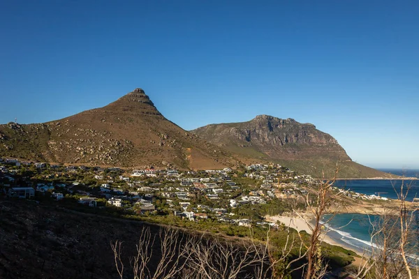 Kamp Körfezi, Cape Town, Güney Afrika 'daki Masa Dağı kompleksinin bir parçası olan On İki Havarinin teşhisi