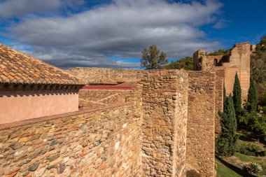 Malaga 'daki tarihi Alcazaba kalesinin manzarası. Endülüs, İspanya 'daki İslam döneminden kalma tuğla duvarları, bahçeleri ve kemerleri olan Fas askeri mimarisi.