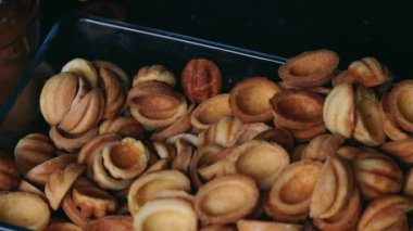 Mutfakta kadın ev yapımı kurabiyeleri konsantre süt ve fındıkla hazırlıyor.