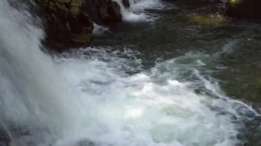 Dağlarda şelale kapanıyor.