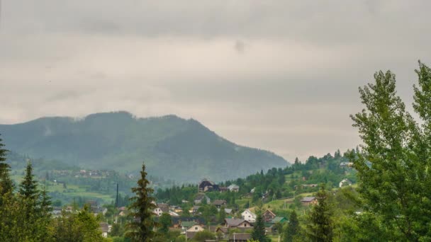 Schöne Zeitraffer des Dorfes in den Karpaten vor dem Hintergrund der Berge — Stockvideo