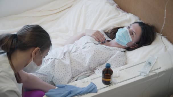 Junge Krankenschwester arbeitet mit einem Patienten zu Hause lizenzfreies Stockvideo