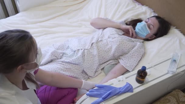 A enfermeira se comunica com o paciente acamado — Vídeo de Stock