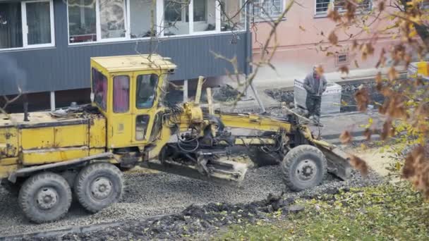 Bulldozer ripara la strada nel cortile Clip Video