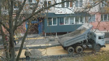 Kamyon yola moloz döker.