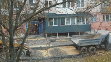 Onarım servisi yolu bir buldozer ile onarıyor.