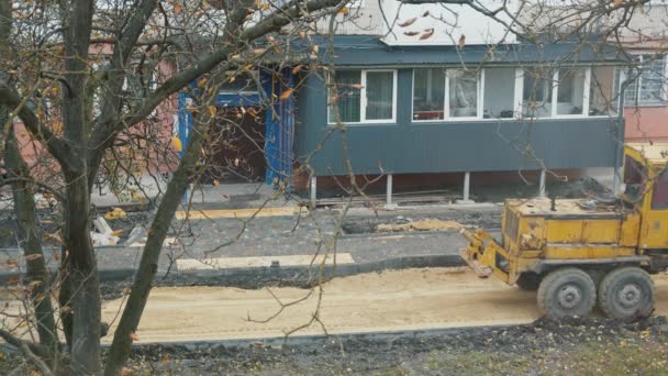 Bulldozer reparaties van de weg in de tuin — Stockvideo