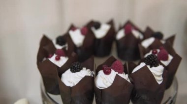 Açık büfede bir sürü tatlı pasta var.