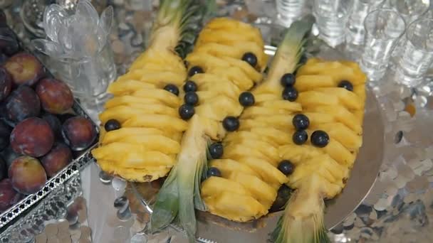 Gehackte Ananas auf Buffettisch Stockvideo