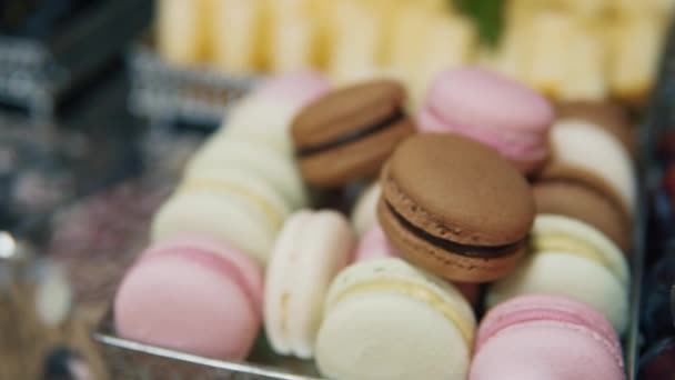 Veel macarons op de buffettafel — Stockvideo