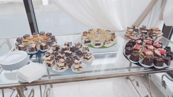 Un montón de pasteles dulces en la mesa buffet — Vídeo de stock