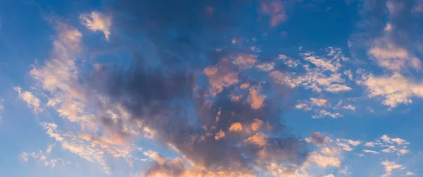 Wolkenlandschaft Späthimmel Goldenes Sonnenlicht Das Sich Nuancen Reflektiert — Stockfoto
