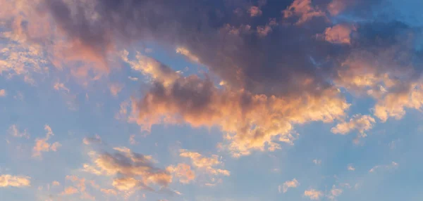 Wolkenlandschaft Späthimmel Goldenes Sonnenlicht Das Sich Nuancen Reflektiert — Stockfoto