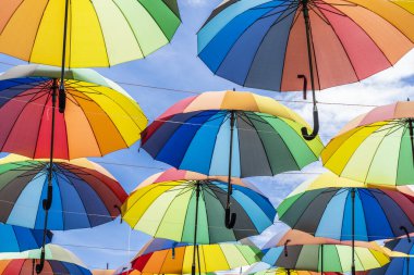 Şemsiyeler Küçük Finlandiya 'da Penedo, RJ' de bir sokakta askıya alındı.