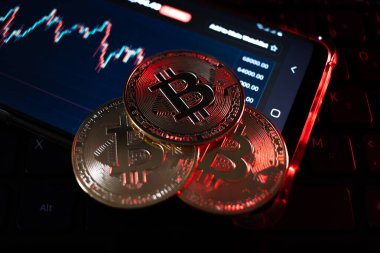 Bitcoin 'e yakın plan, kırmızı ışıklandırma bozuk para, çok kısa bir alan derinliği.