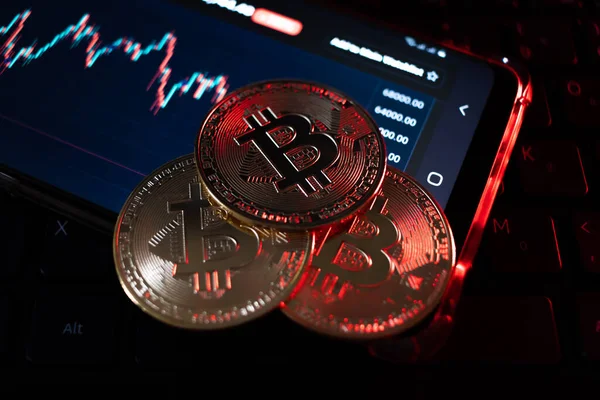 Bitcoin 'e yakın plan, kırmızı ışıklandırma bozuk para, çok kısa bir alan derinliği.