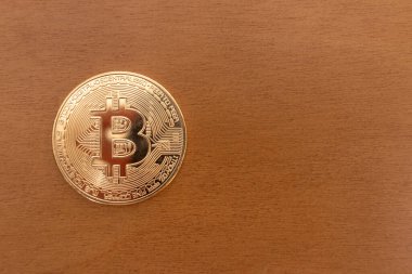 Bitcoin madeni para, ahşap arkaplan