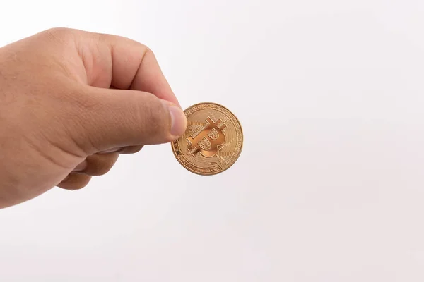 Close Hand Met Gouden Bitcoin Munt Witte Achtergrond — Stockfoto