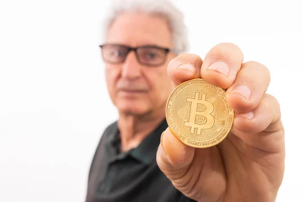 Geschäftsmann Hält Bitcoin Der Hand Fokus Auf Bitcoin Stockfoto