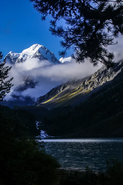 山区湖 — 图库照片