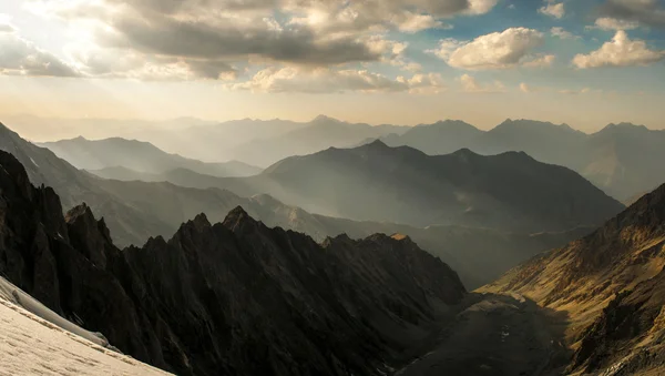 Bergketten und Sonnenuntergang — Stockfoto