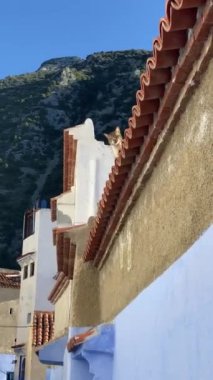 Fas 'taki Blue City Chefchaouen. Güneşli bir gün. Terracotta çatılarının manzarası