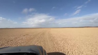 Çölde ve kuru gölde arabayla ilerlemek.
