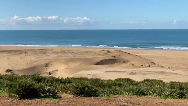 Krajobraz oceanu z dziką piaszczystą plażą w słoneczny letni dzień Maroko — Wideo stockowe