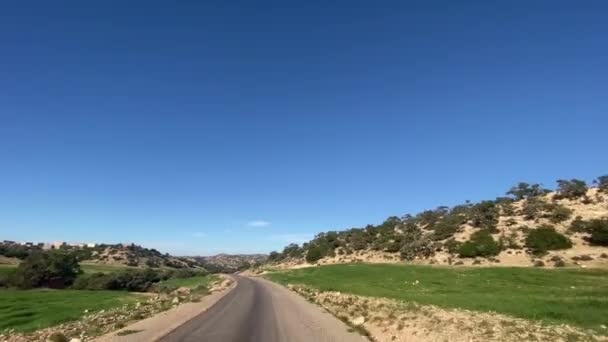 Vue de voiture de paysages avec montagnes, arbres, désert du Maroc — Video