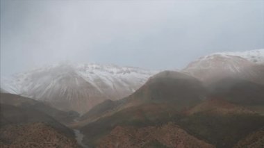 Yüksek dağları ve ağaçları olan Fas manzaraları.