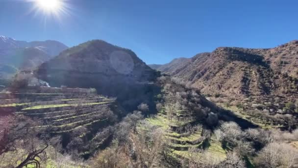 Panorama dei paesaggi marocchini con alte montagne e alberi — Video Stock