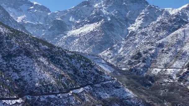 Panorama marokańskich krajobrazów z wysokimi górami i drzewami — Wideo stockowe